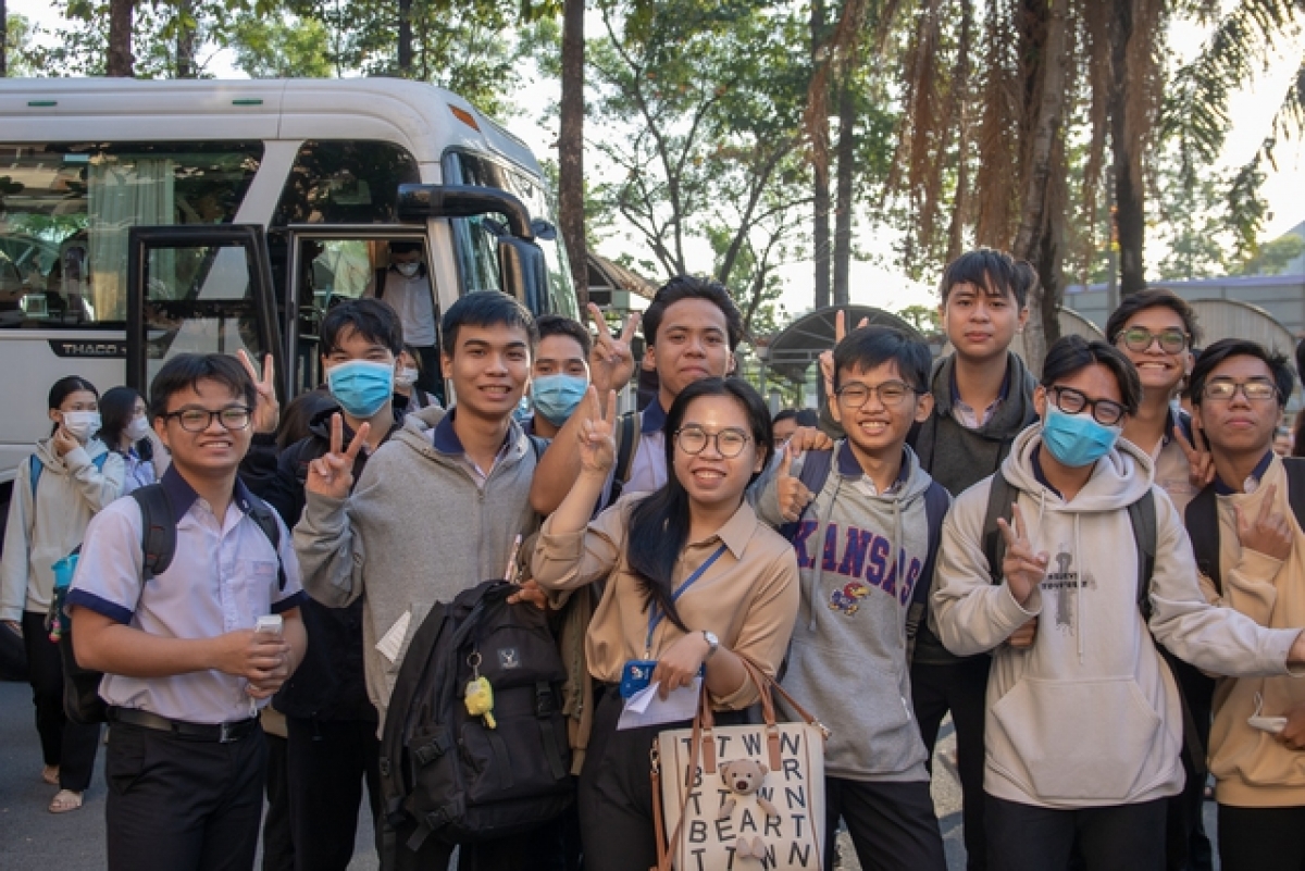 Những học sinh đầu tiên đến với chương trình khai mạc Tư vấn mùa thi 2023