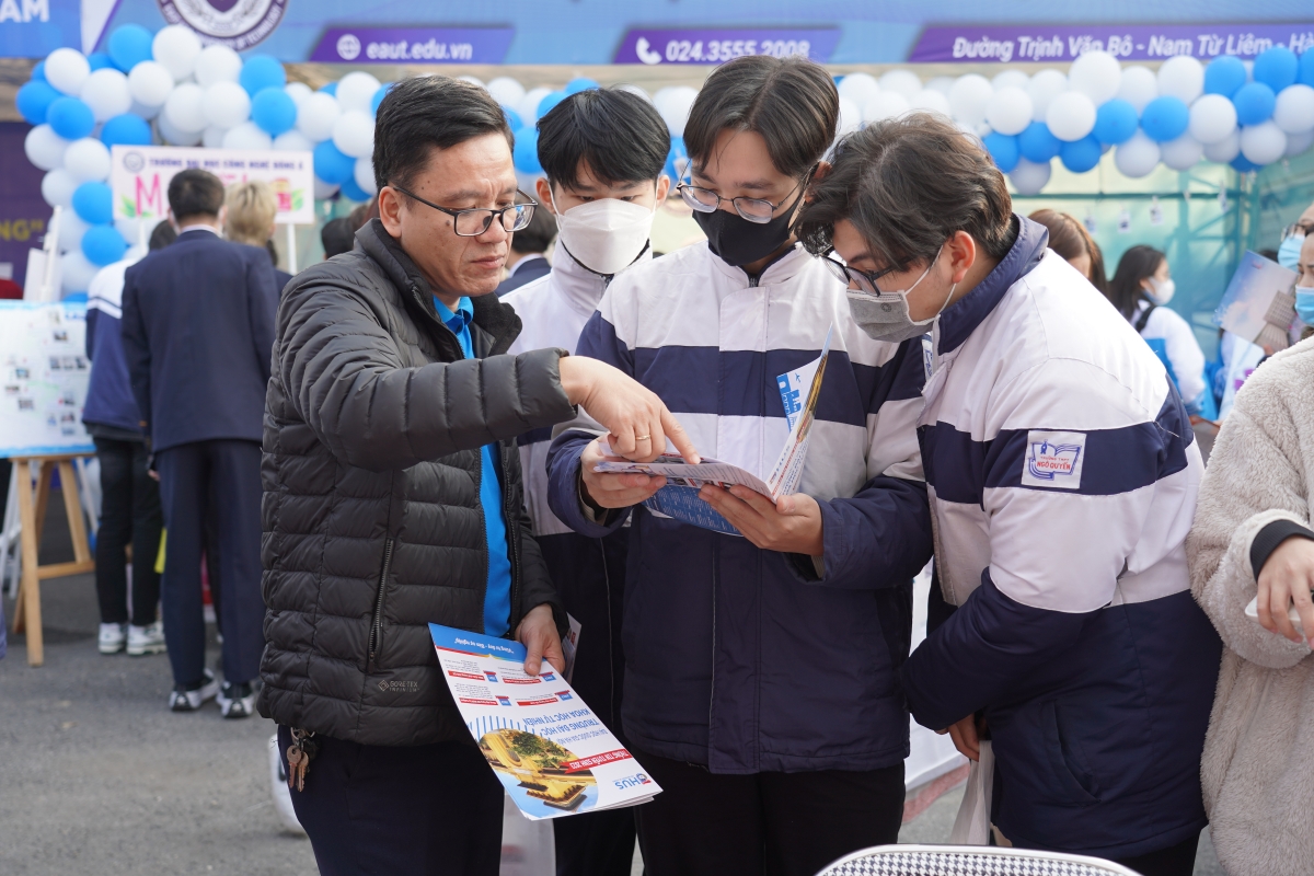 Học sinh Hải Phòng đang nghe tư vấn từ TS. Trần Thiện Cường, Phó Trưởng Khoa Môi trường, Trường ĐHKHTN.
