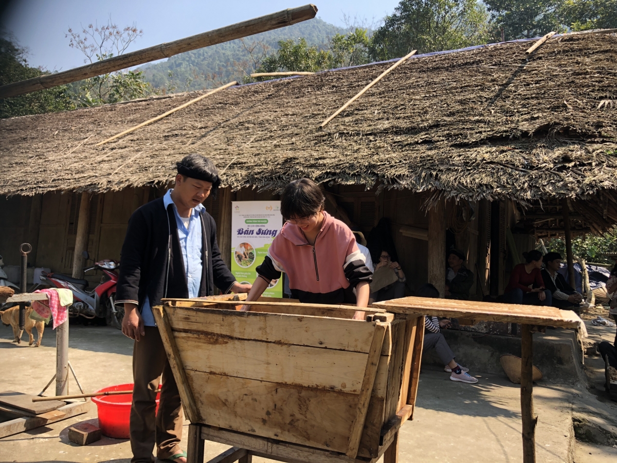 Du khách trải nghiệm làm giấy dó