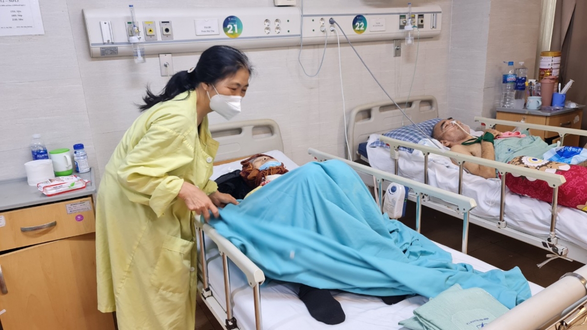 Chị Vũ Thị Mận đang chăm sóc cho mẹ là bà Hoàng Thị Thìn