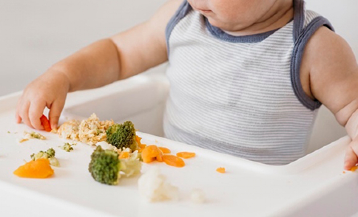 Cha mẹ được hướng dẫn dạy trẻ vừa chơi vừa học bằng chính những đồ dùng sẵn có trong nhà