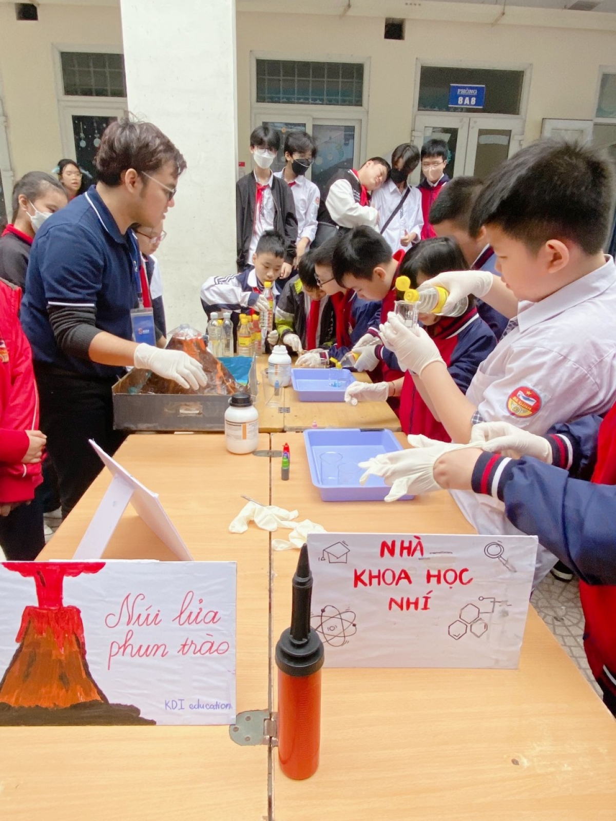 Các em học sinh trải nghiệm hoạt động, trưng bày sản phẩm sáng chế