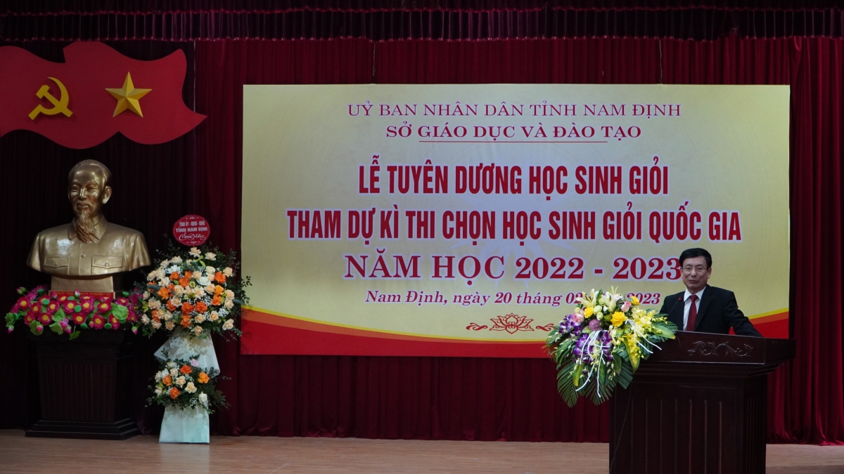 Giám đốc Sở GD-ĐT Cao Xuân Hùng phát biểu