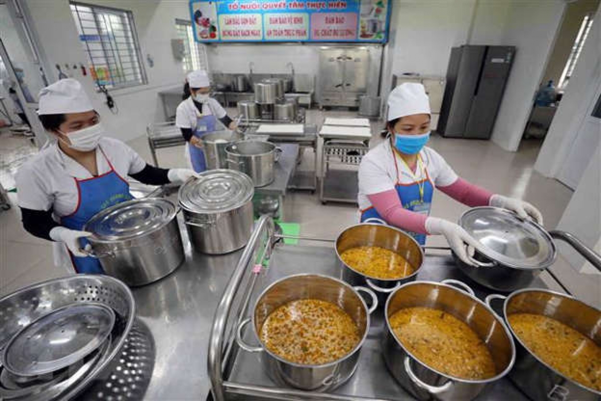 Đảm bảo ATTP bếp ăn tập thể góp phần tránh những vụ ngộ độc thực phẩm ảnh hưởng tới sức khoẻ người lao động và học sinh
