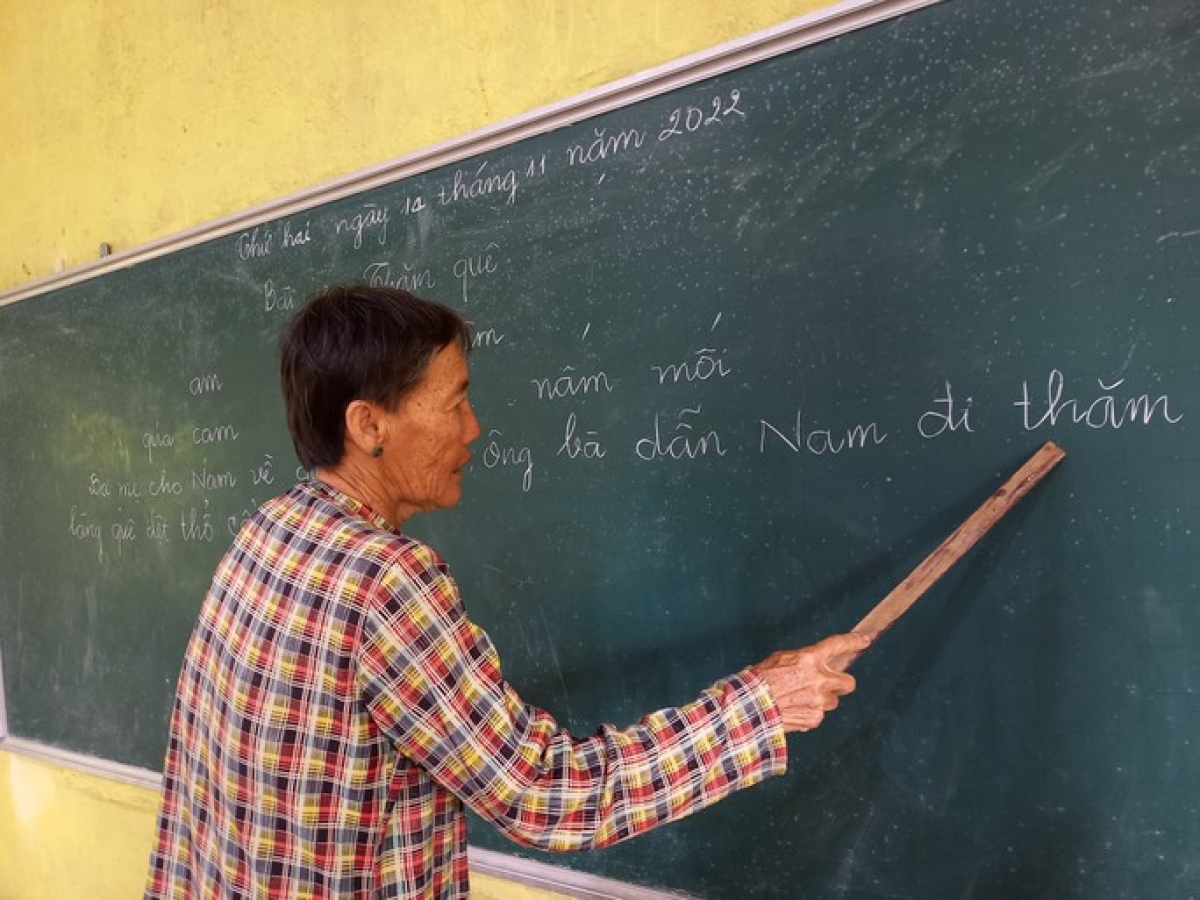 Học viên cao tuổi lên giảng trả bài cho cô giáo