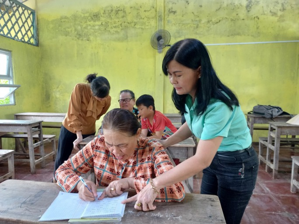 Bà giáo An tận tậm với học sinh cao tuổi