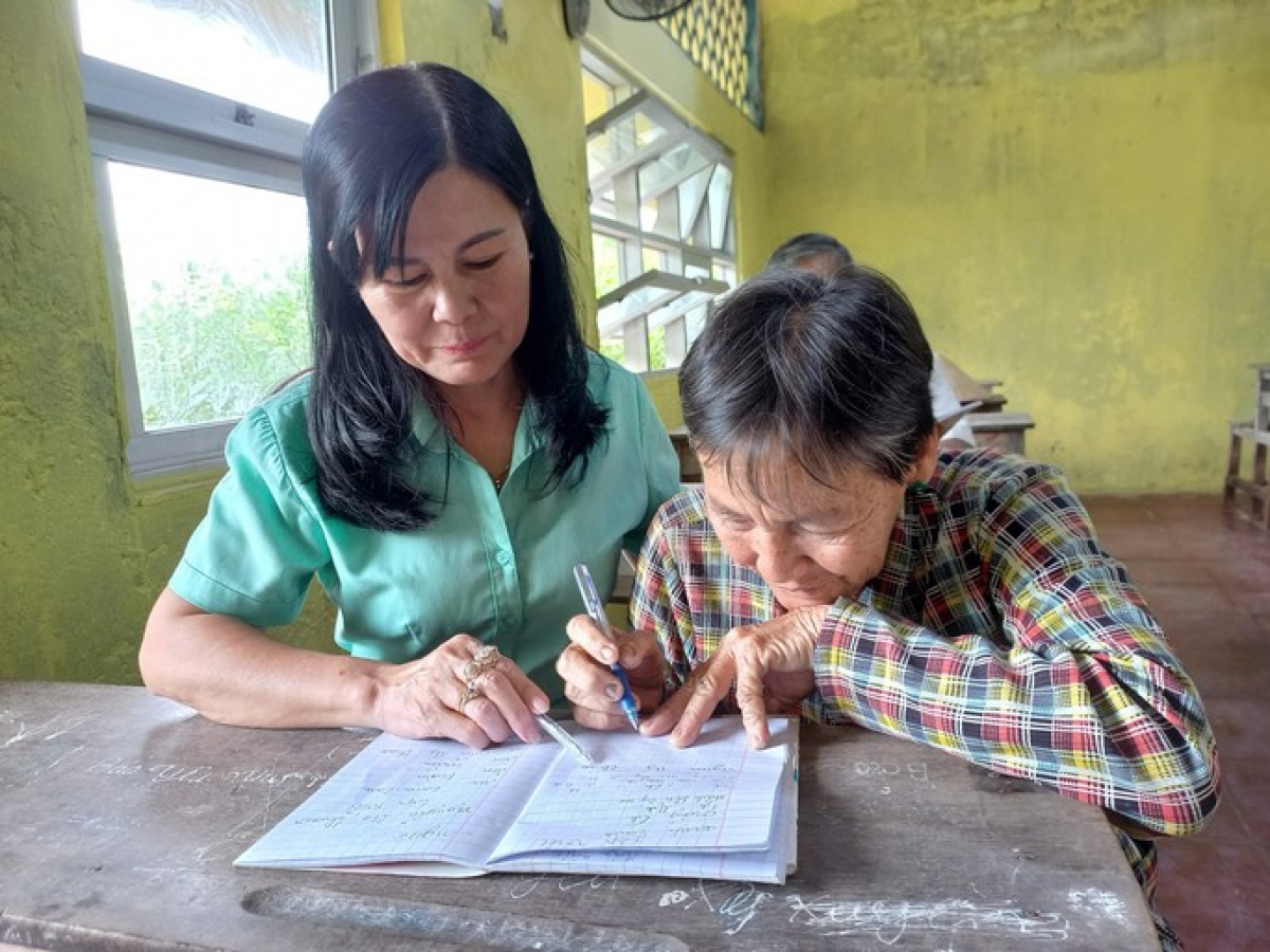 Bà giáo An uốn nắn từng nét chữ cho học sinh cao tuổi