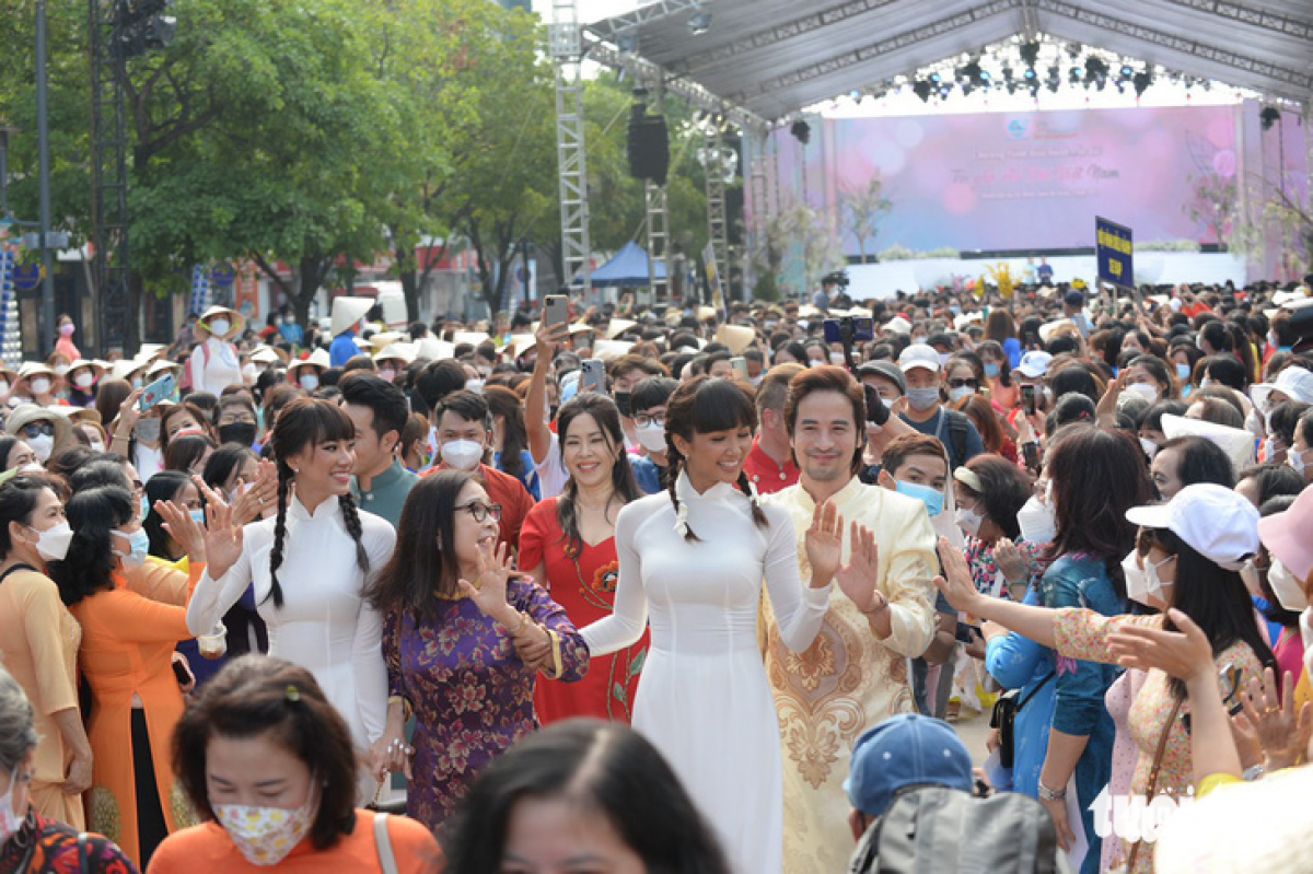 Hoa hậu H'Hen Niê trong "Lễ hội Áo dài năm 2022"