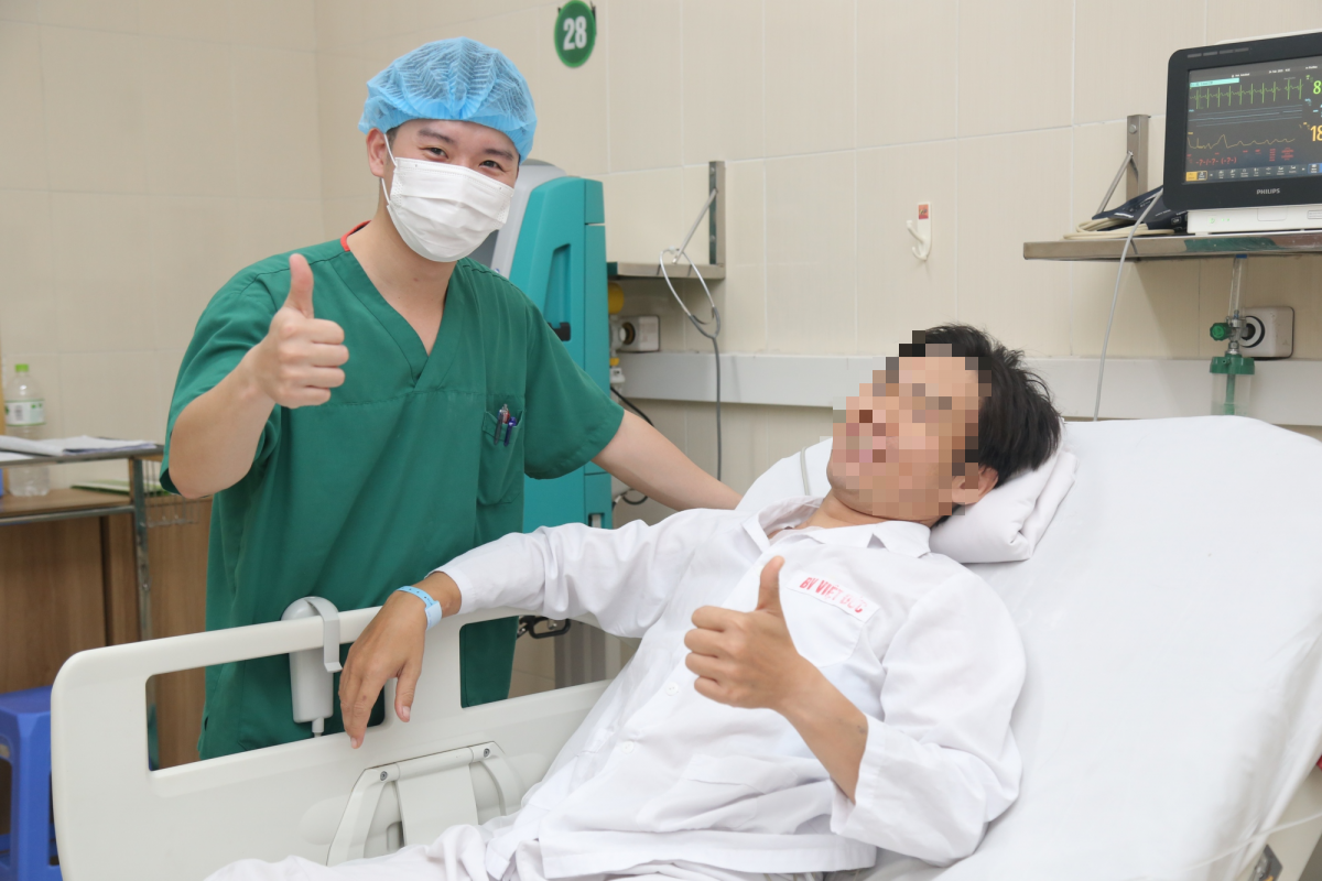 Ngày thứ 8 sau ghép, anh T.T.Q, đã có thể đi lại, ăn uống