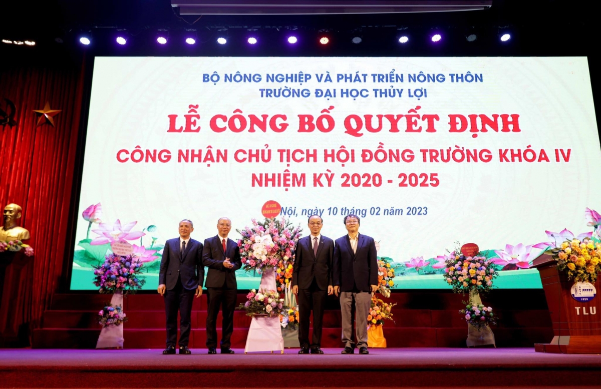 Ban giám hiệu nhà trường chúc mừng Tân Chủ tịch Hội đồng trường