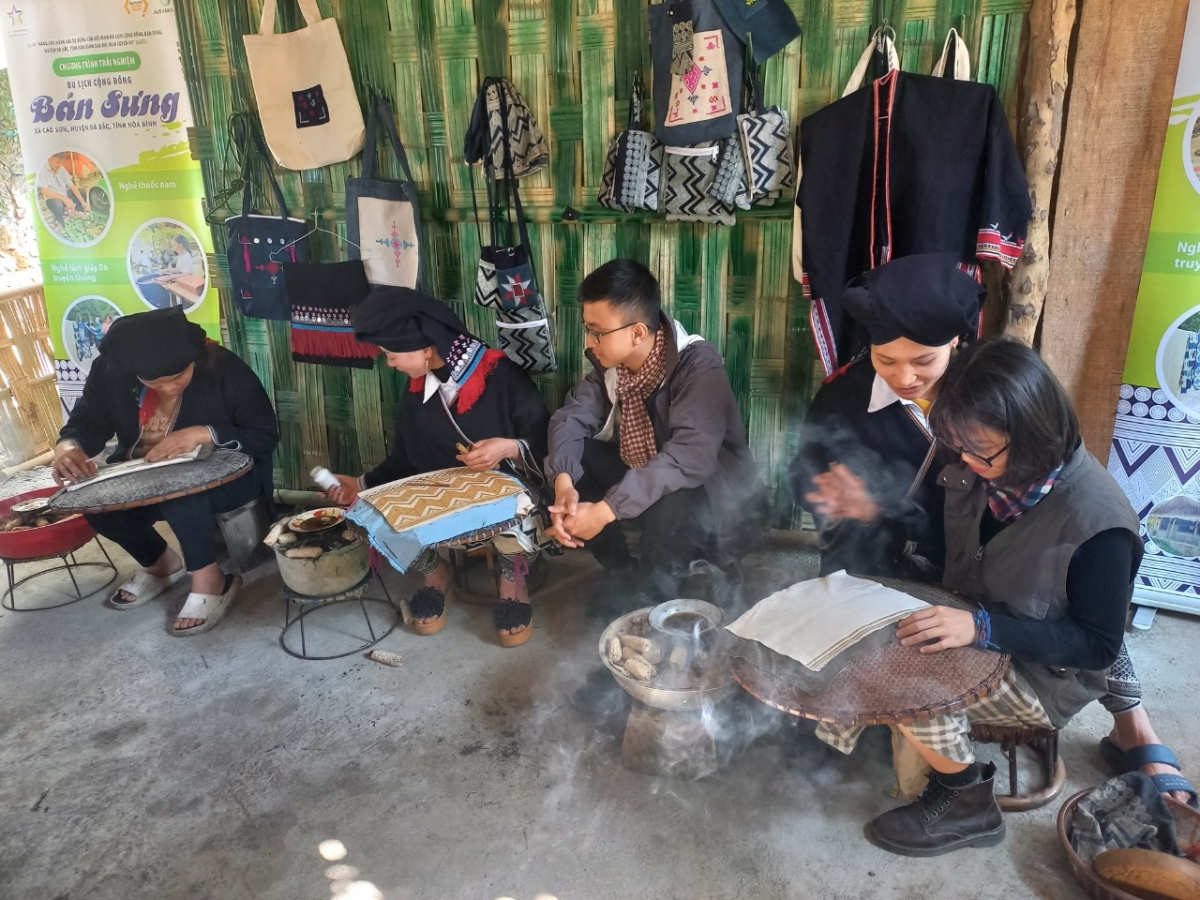 Du khách thích thú trải nghiệm in sáp ong
