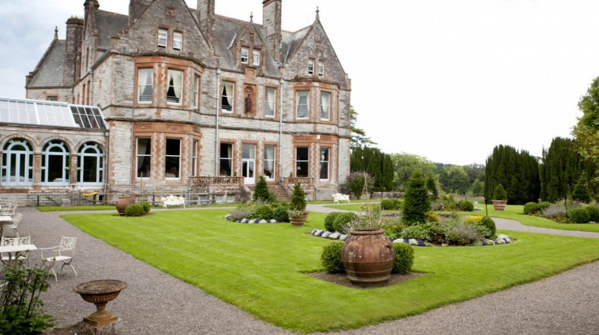Lâu đài Leslie nằm ở một vùng nông thôn bình yên ở Ireland
