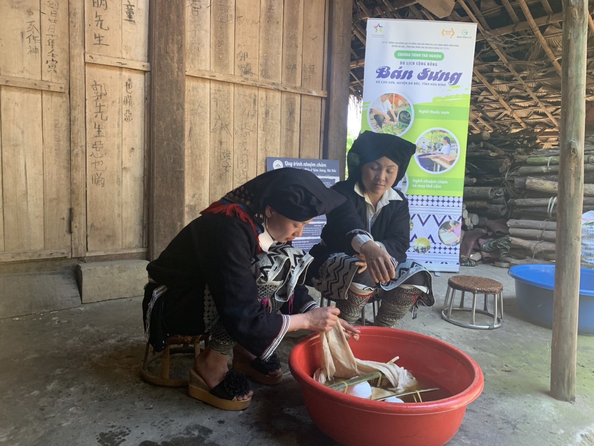 Trải nghiệm nhuộm màu quần áo.