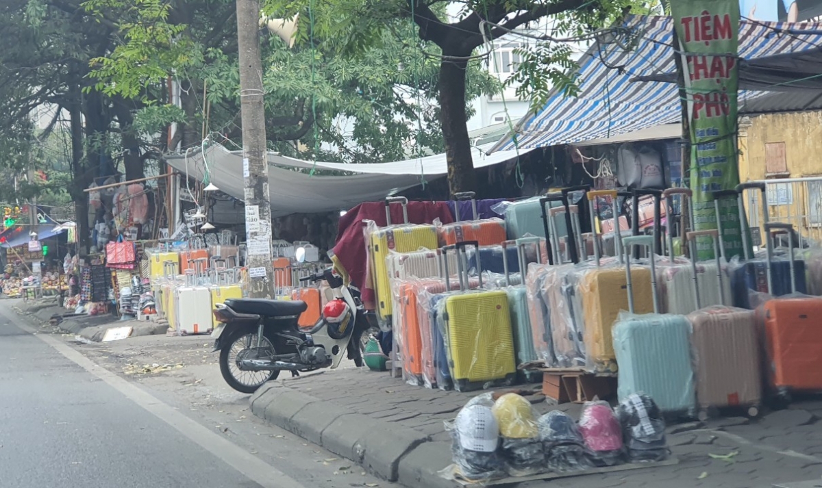 Vỉa hè rộng thênh thang nhưng cũng bị chiếm trọn làm nơi bày bán hàng hóa tại đường Láng (quận Đống Đa, Hà Nội)