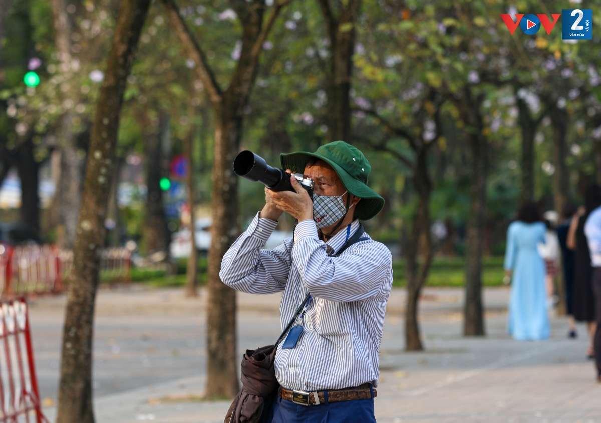 Chú Trung, một nhiếp ảnh gia nghiệp dư: “Mỗi dịp ban nở rộ lại tạo nguồn cảm hứng bất tận cho những người đam mê chụp ảnh như chúng tôi. Hoa ban mang vẻ hoang sơ, mạnh mẽ và đẹp thuần khiết, năm nào vào mùa ban nở, tôi chụp ảnh để lưu giữ kỷ niệm”.