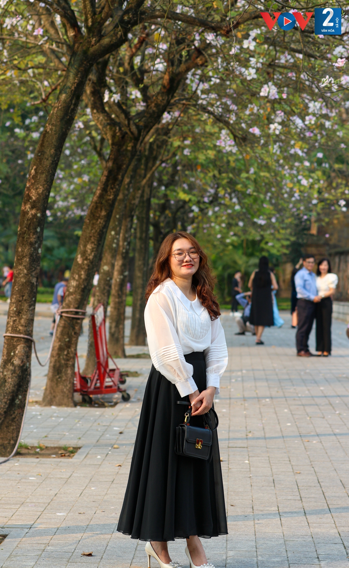 Nhiều người đi dạo, ngồi chơi, ngắm nhìn sắc hoa tinh khôi và lưu lại những khung hình đẹp nhất.