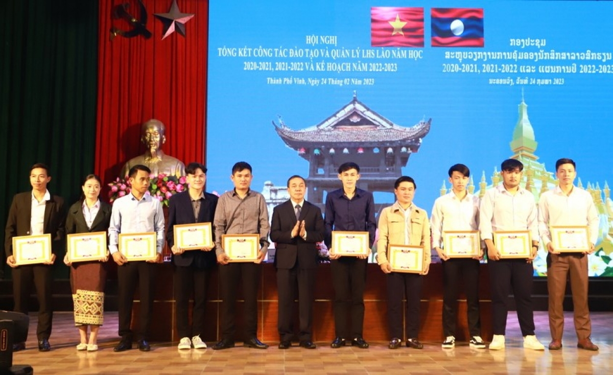 Các lưu học sinh Lào có thành tích tốt được Đại sứ quán Lào tặng Bằng khen