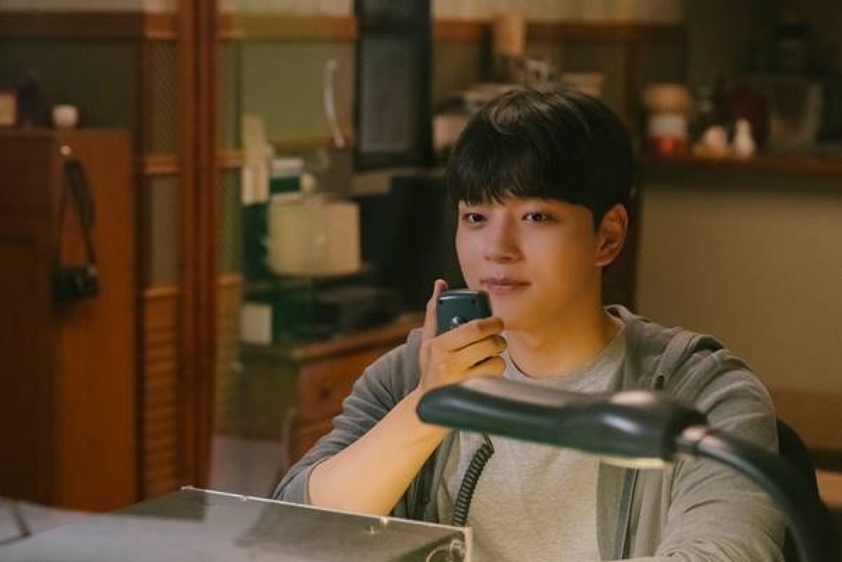 Ngôi sao của "Thanh âm tình đầu" là nam diễn viên trẻ Yeo Jin Goo trong vai vào nhân vật cậu sinh viên lần đầu biết yêu Kim Yong