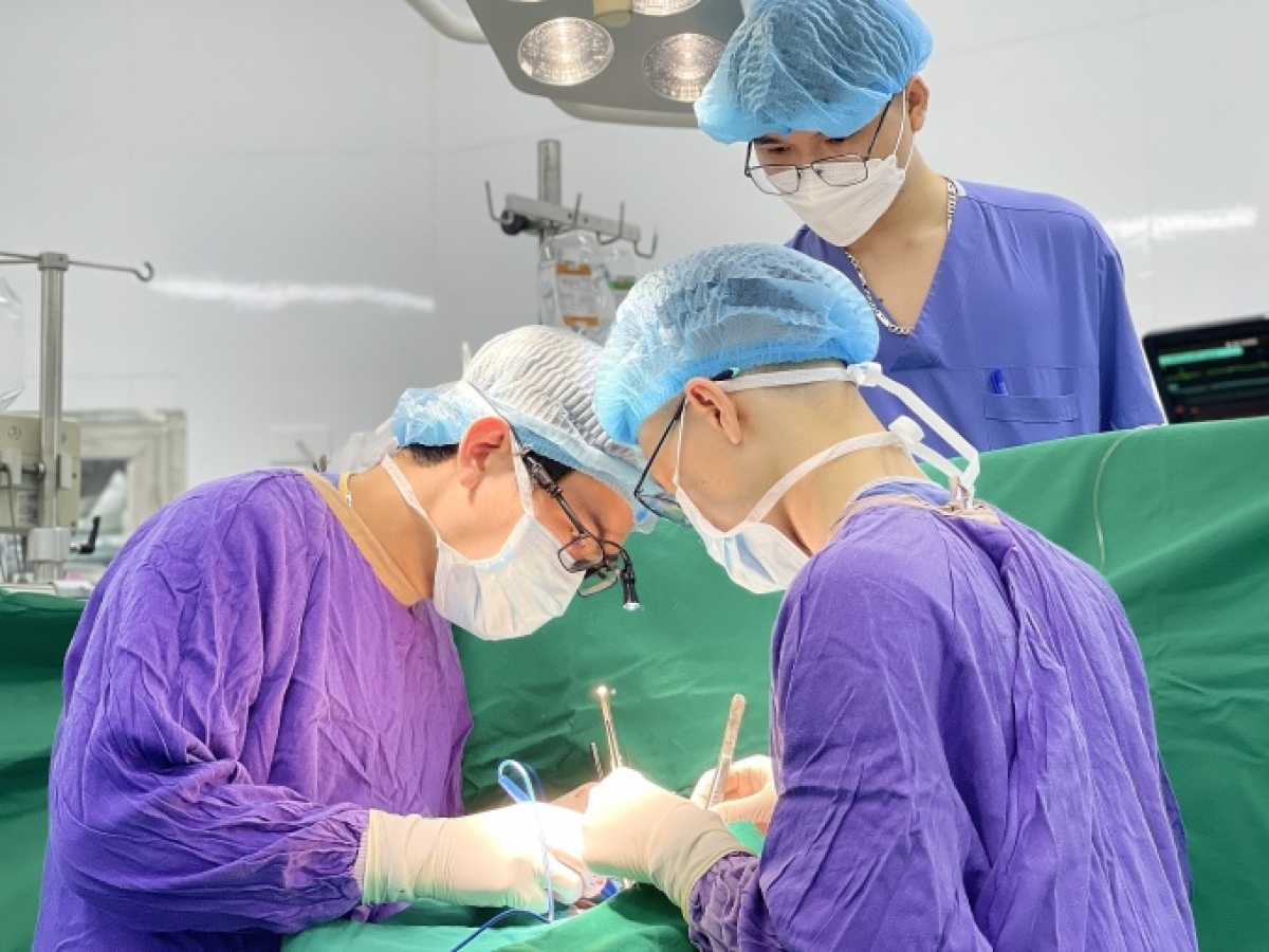 Ê kíp bác sĩ tiến hành ca ghép đồng thời hai tạng cho bệnh nhân. Ảnh: Bệnh viện cung cấp