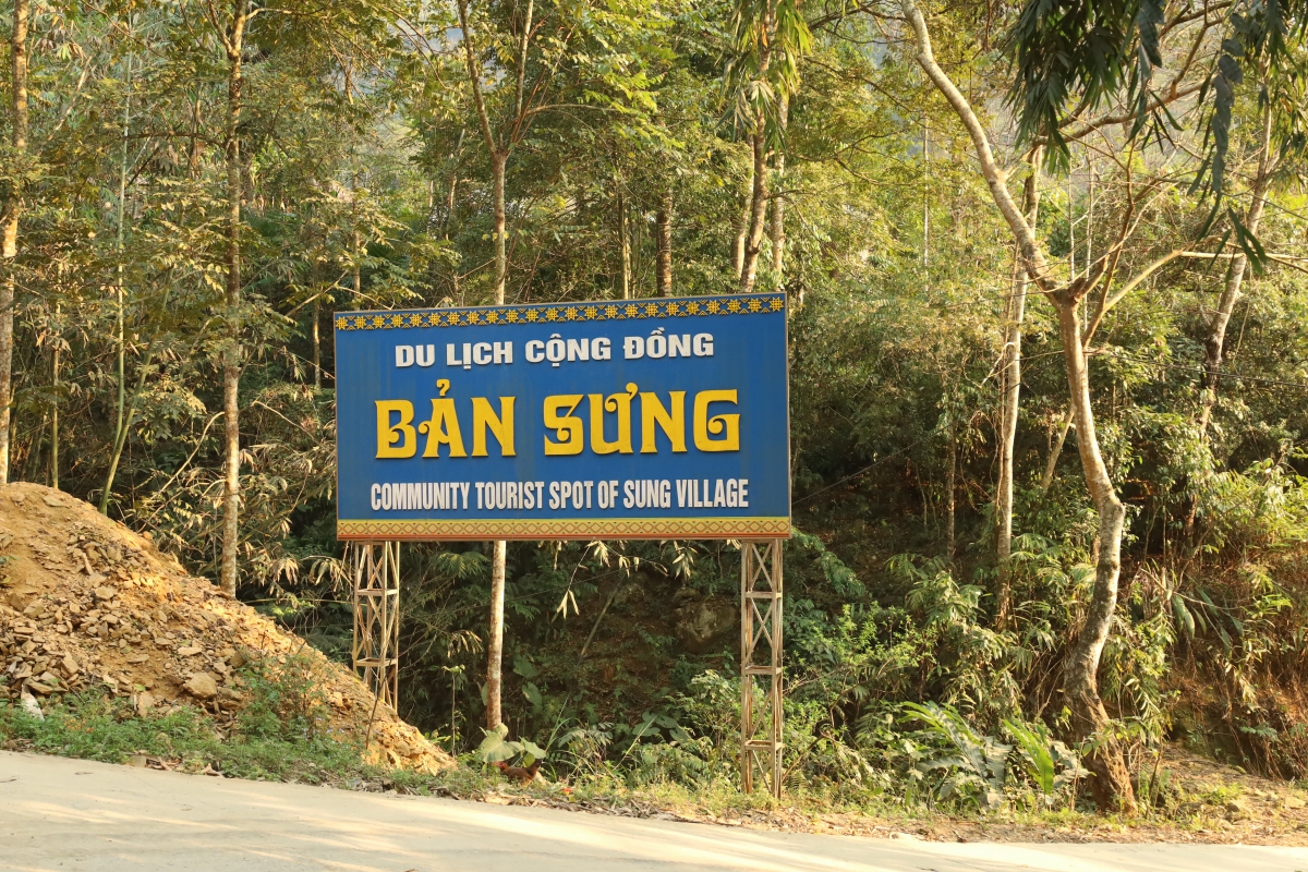Bản Sưng, thuộc xã Cao Sơn huyện Đà Bắc, tỉnh Hoà Bình, nằm cách trung tâm huyện 22km. Bản có lịch sử hơn 500 năm và hiện là nơi sinh sống của 349 người dân tộc Dao Tiền.