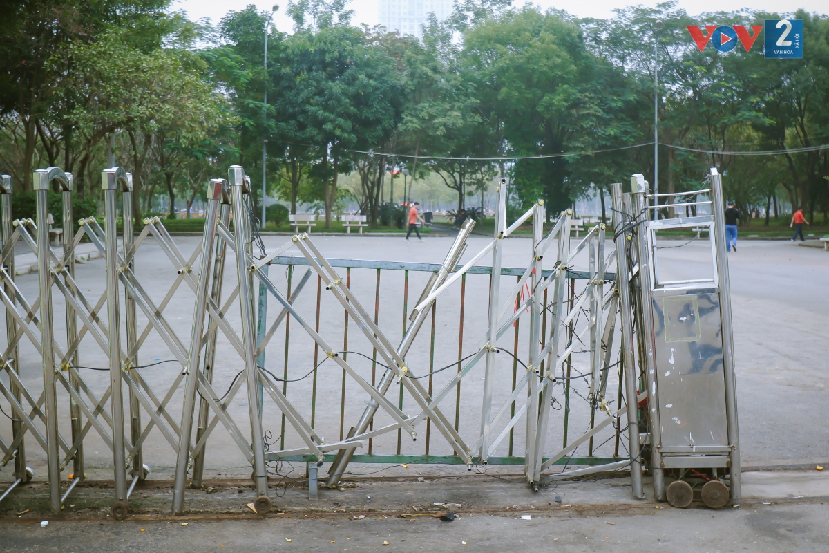 Cổng sắt phía ngoài nghiêng đổ, hư hỏng.