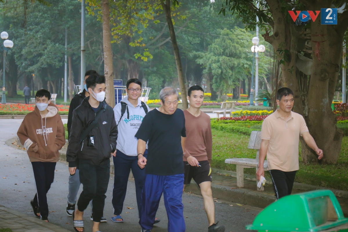Với vị trí thuận lợi, nằm trong khu vực có nhiều hạ tầng giao thông, công viên Cầu Giấy đã và đang trở thành điểm đến của nhiều người tập thể dục và tham gia các hoạt động vui chơi giải trí. Nhưng những lộn xộn, nhếch nhách quanh công viên Cầu Giấy liệu có được xử lý dứt điểm?