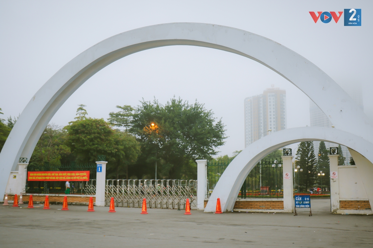 Công viên Cầu Giấy (phường Dịch Vọng, quận Cầu Giấy) có tổng diện tích lên đến 6540 mét vuông bao gồm khu vui chơi cho trẻ em, khu thể dục thể thao, khu hồ nước và quảng trường.