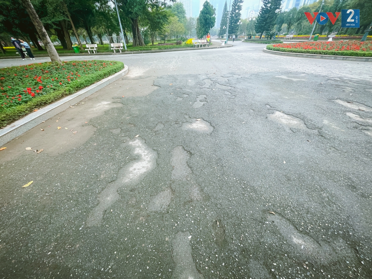 Tuyến đường nhựa trong công viên bị nứt ảnh hưởng đến việc đi lại của người dân, nhất là khi trời tối nhá nhem.