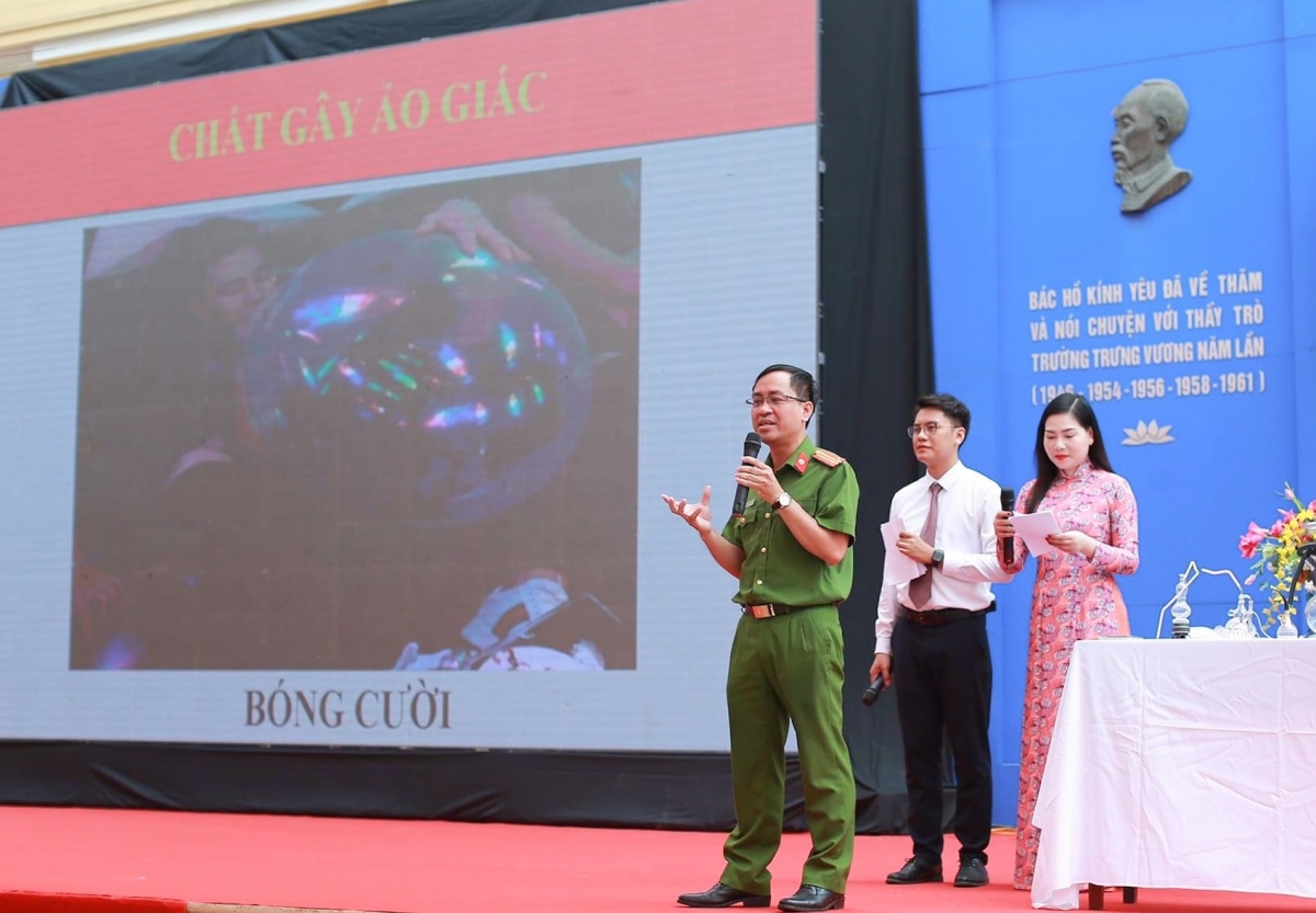 "Trong nghề chúng tôi công tác phòng ngừa là gốc, công tác đấu tranh là ngọn"- Trung tá Phạm Cánh Quân chia sẻ.