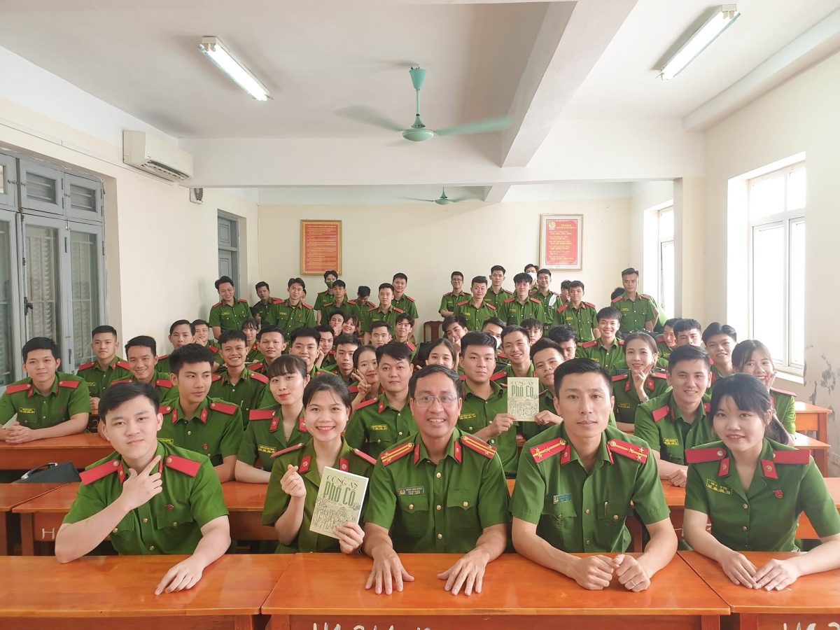 Trung tá Phạm Cánh Quân, tác giả cuốn sách "Công an phố cổ" cùng các đồng nghiệp trẻ.