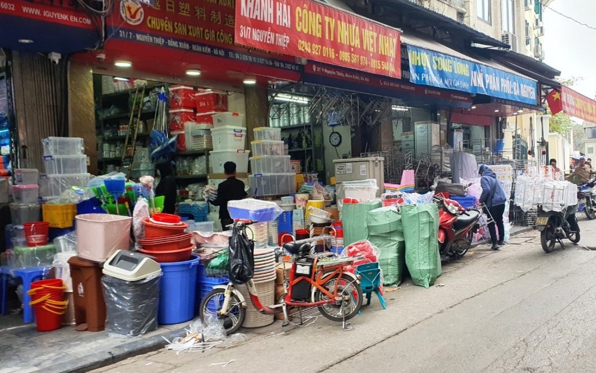 Rất khó để nhận ra đâu là vỉa hè dành cho người bộ trên phố Nguyễn Thiệp (quận Hoàn Kiếm, Hà Nội)