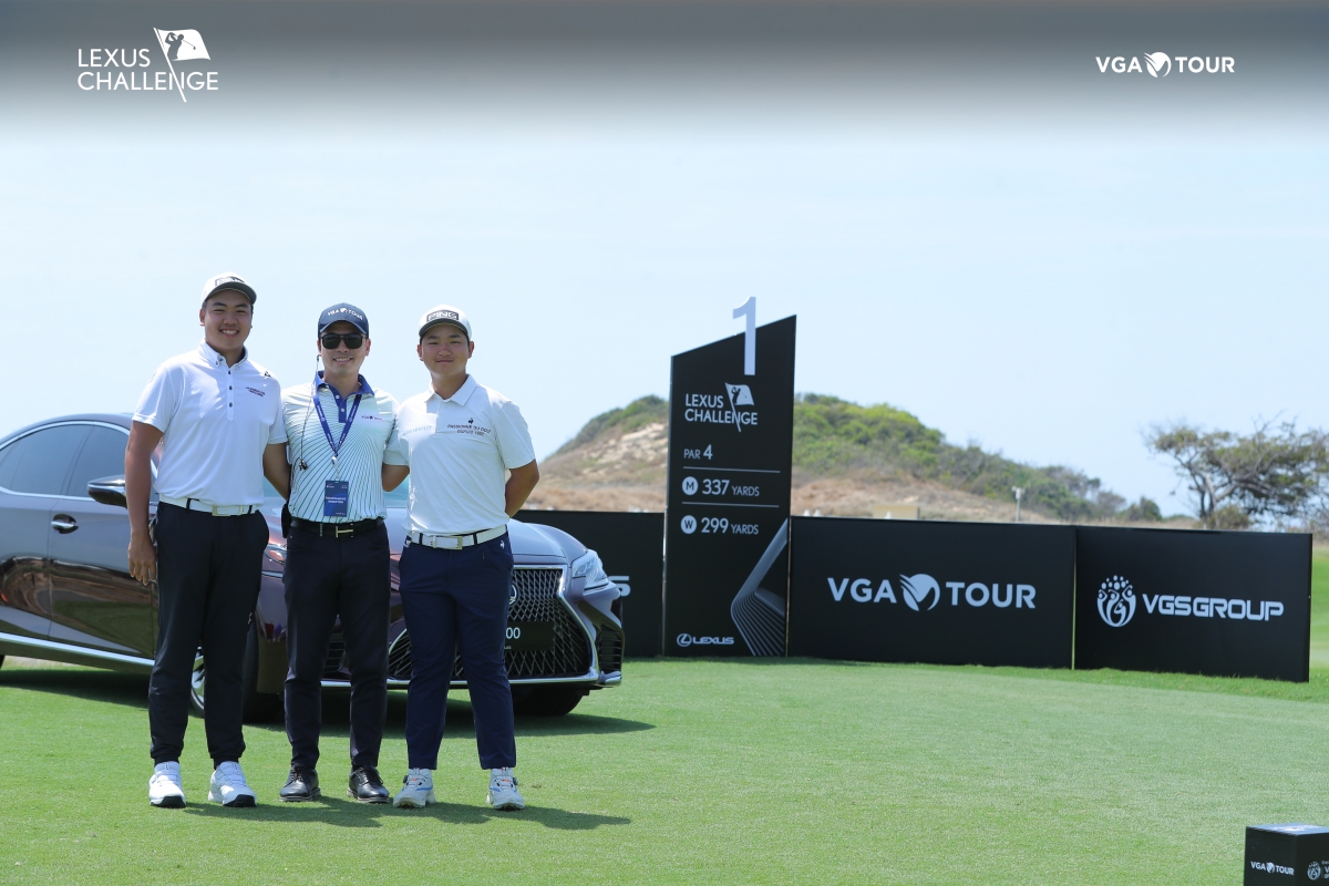 Giám đốc giải Nguyễn Thái Dương (giữa) cùng 2 golfer trẻ Đặng Minh, Anh Minh
