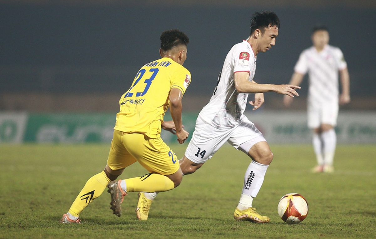SLNA (áo vàng) có trận hòa thứ ba liên tiếp tại V.League 2023