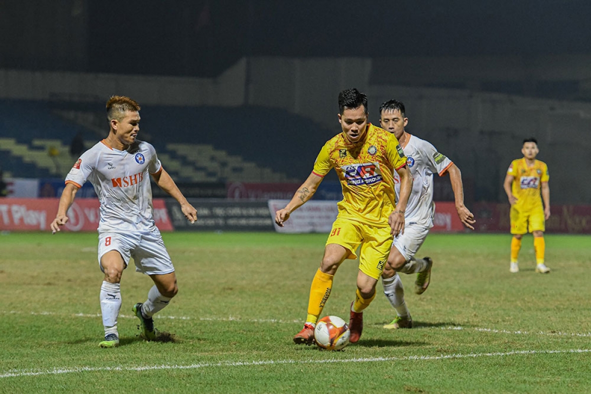 Thắng Đà Nẵng 1-0, Thanh Hóa (áo vàng) vươn lên chiếm ngôi đầu bảng