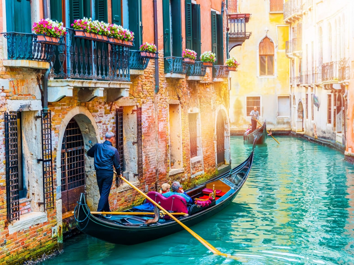 Bồng bềnh trên thuyền Gondola trôi qua những con kênh đào dọc ngang khắp thành phố là một trải nghiệm tuyệt vời