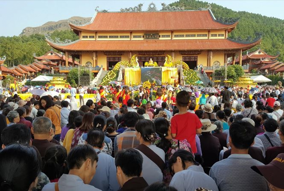Đeo khẩu trang, giữ vệ sinh cá nhân là biện pháp giúp phòng bệnh đường hô hấp khi tham gia lễ hội