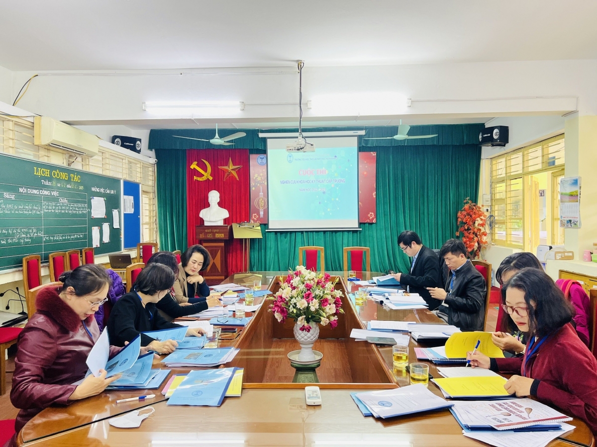 Hội đồng Giám khảo cuộc thi KHKT làm việc