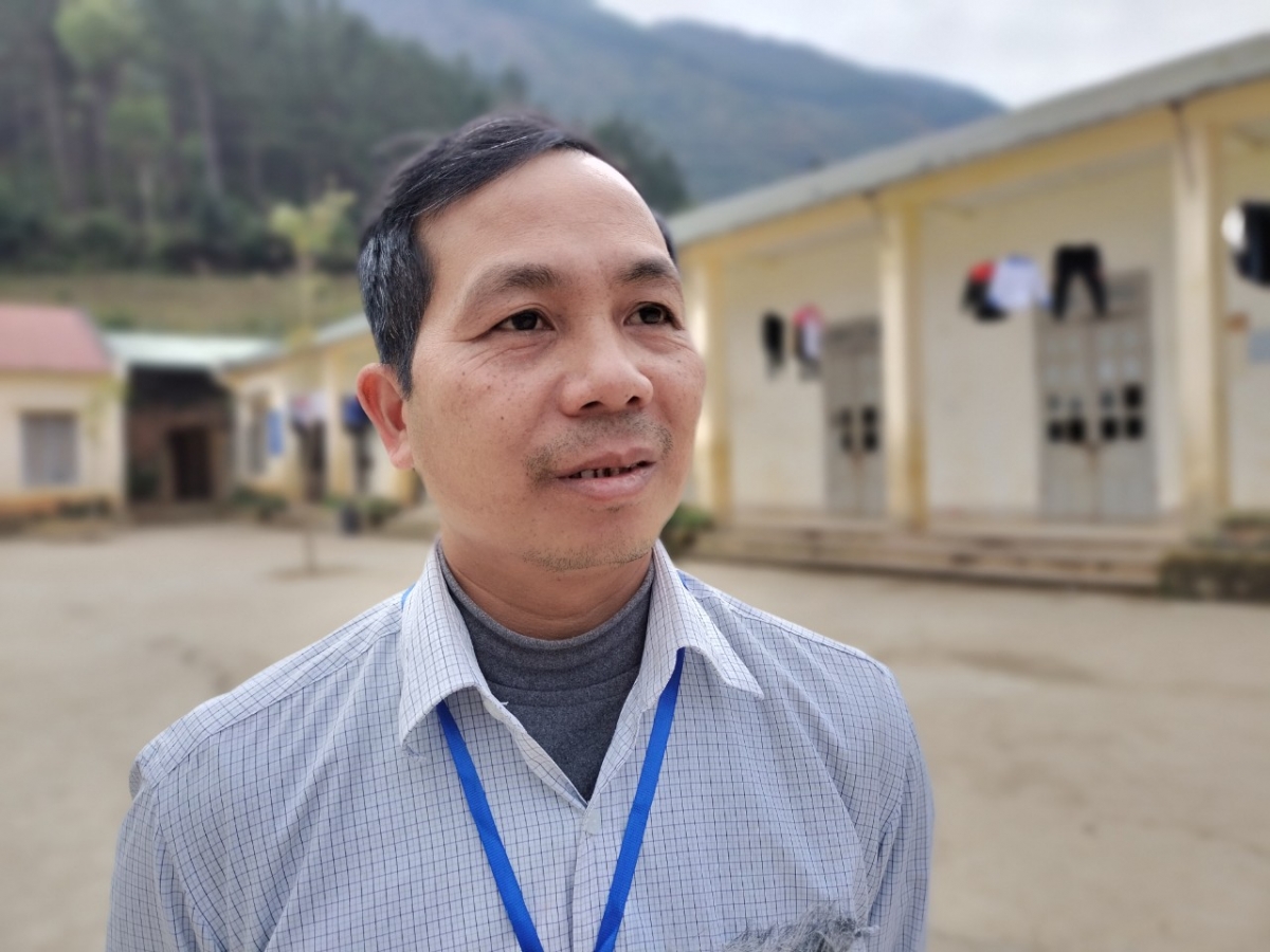 Ông Trần Văn Quyển, Hiệu trưởng trường THCS Ngọc Chiến (Mường La, Sơn La)
