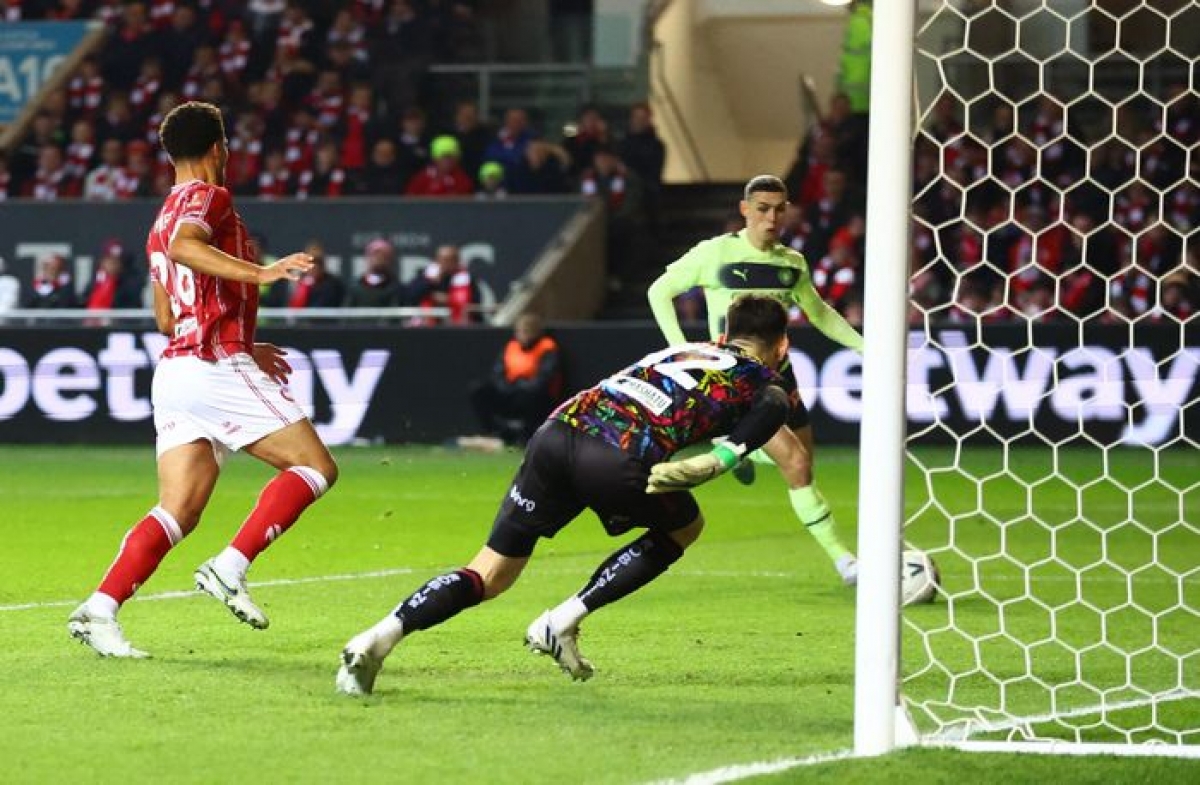 Phil Foden ghi cú đúp bàn thắng trên sân Ashton Gate