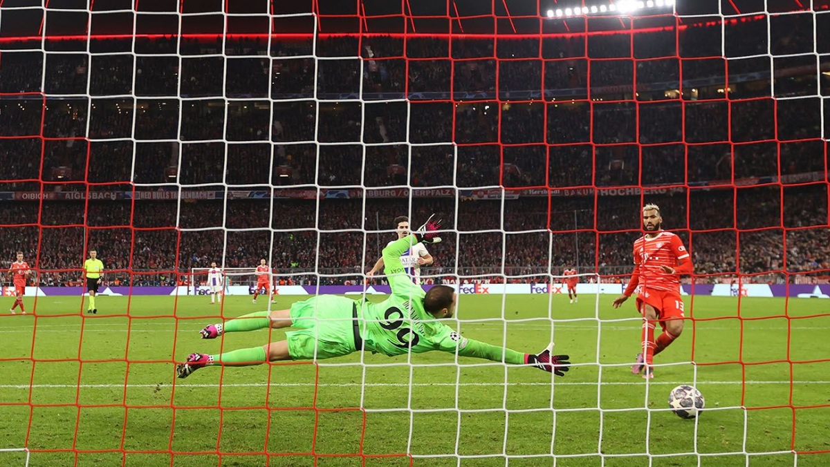 Eric Maxim Choupo Moting hạ gục thủ môn Gianluigi Donnarumma