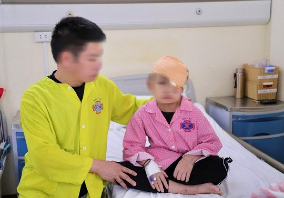 Bệnh nhi hồi phục sau ca phẫu thuật