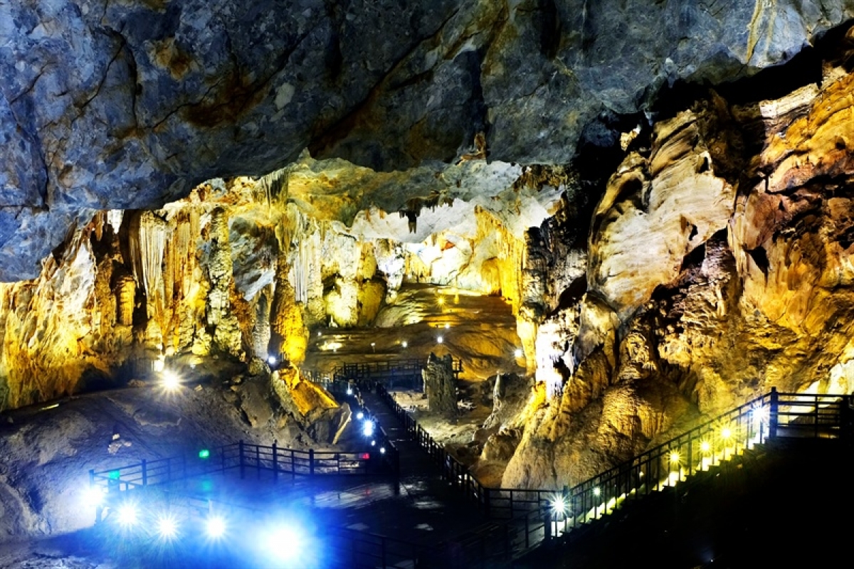Vẻ kiêu sa ở động Thiên Đường