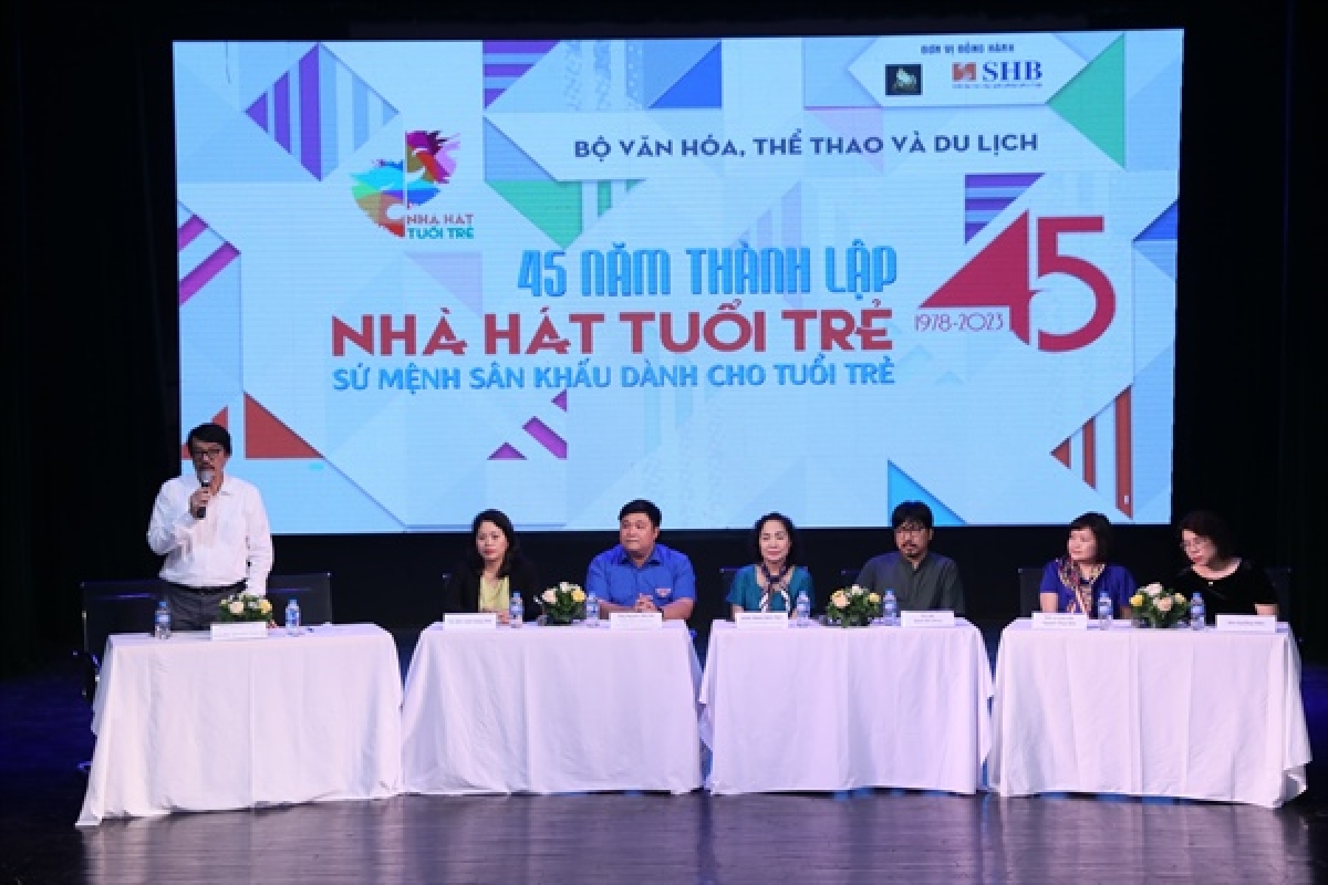 Giám đốc Nhà hát Tuổi trẻ, NSƯT Sĩ Tiến trao đổi thông tin về Lễ kỷ niệm tại cuộc họp báo