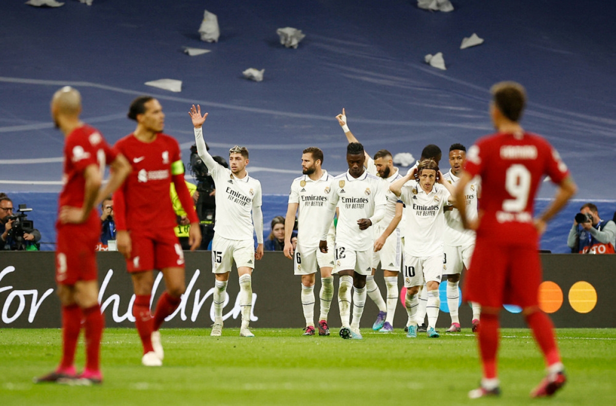 Dù thắng đậm 5-2 ở trận lượt đi nhưng Real không chơi phòng ngự co cụm để bảo toàn kết quả mà đá đôi công sòng phẳng với Liverpool