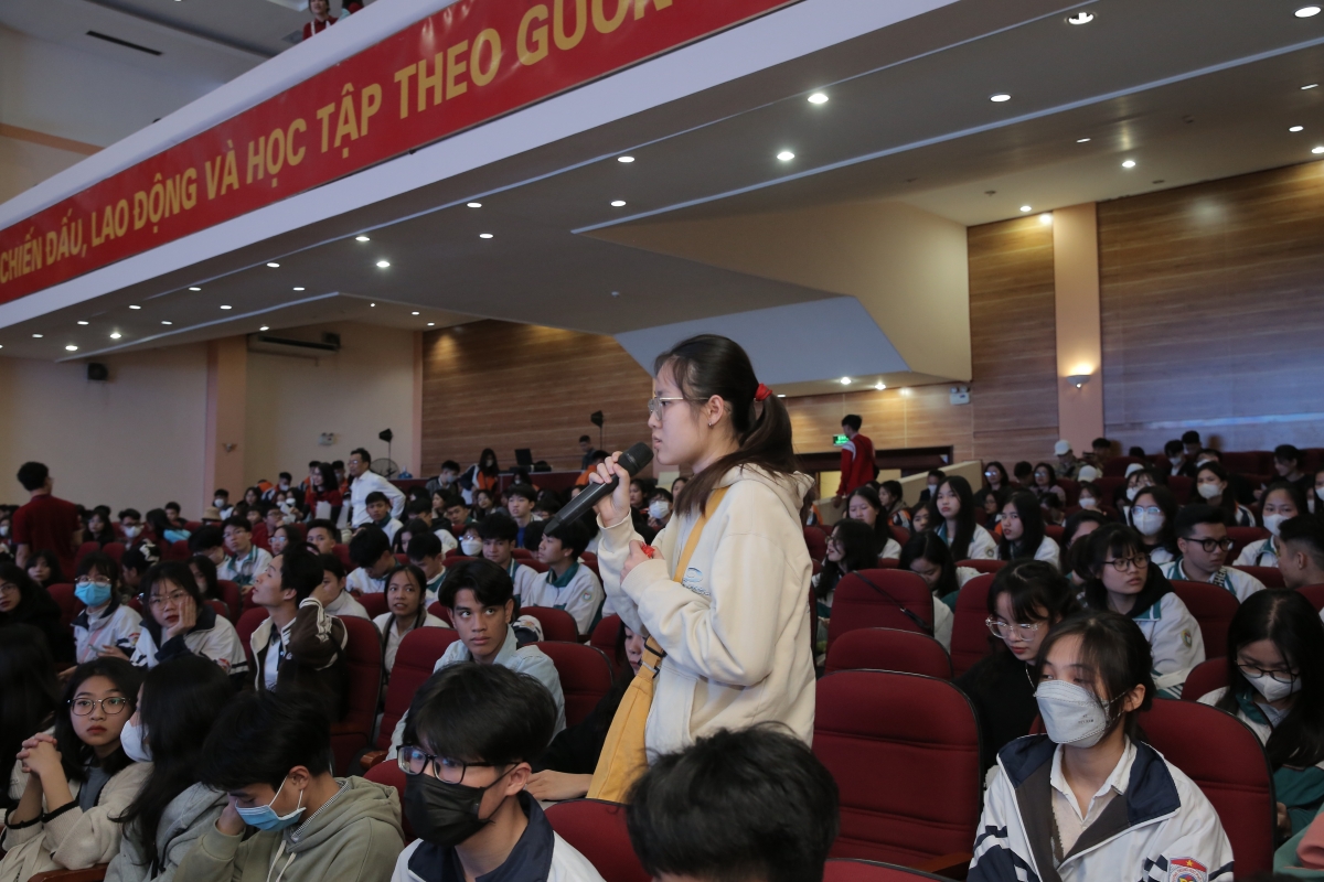 Nhiều câu hỏi liên quan đến phương thức tuyển sinh, cơ hội việc làm, chính sách học bổng khi xét tuyển vào Trường Đại học Thủy lợi được các em học sinh đặt ra