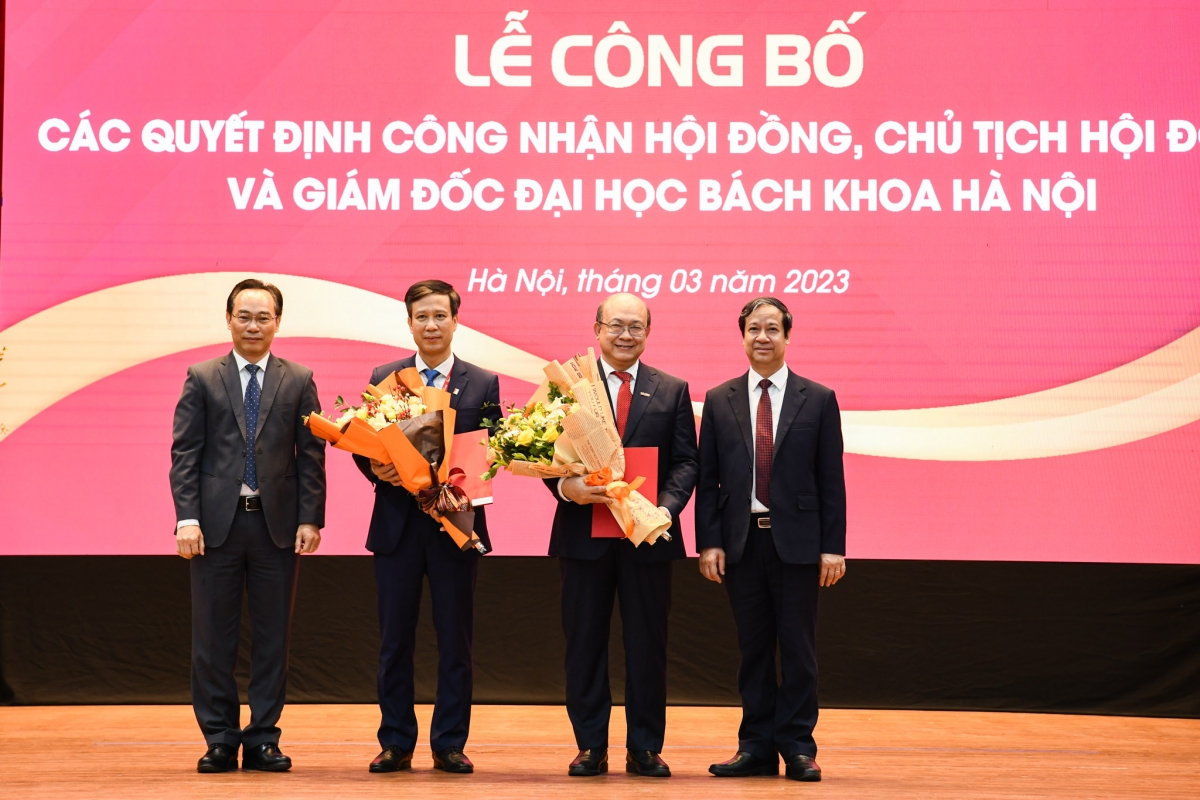 Bộ trưởng Nguyễn Kim Sơn  trao quyết định công nhận Hội đồng mới, Ban Giám đốc mới và một số các vị trí lãnh đạo Đại học Bách khoa Hà Nội