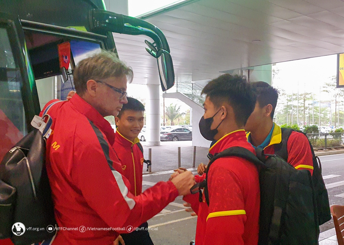 HLV Philippe Troussier động viên các học trò trở về thi đấu tốt tại CLB. (Ảnh AFF)