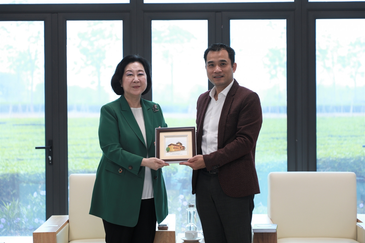 PGS.TS Phạm Bảo Sơn, Phó Giám đốc ĐH Quốc gia Hà Nội tặng quà lưu niệm cho GS Kim Eun Mee Hiệu trưởng  Trường Đại học Nữ sinh Ewha, Hàn Quốc  