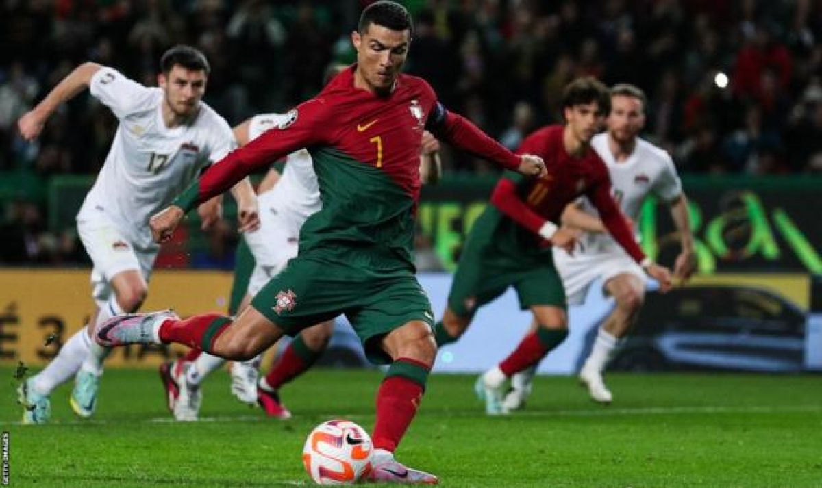 Ronaldo tiếp tục lập thêm những kỷ lục khi được ra sân cùng đội tuyển Bồ Đào Nha rạng sáng 24/3