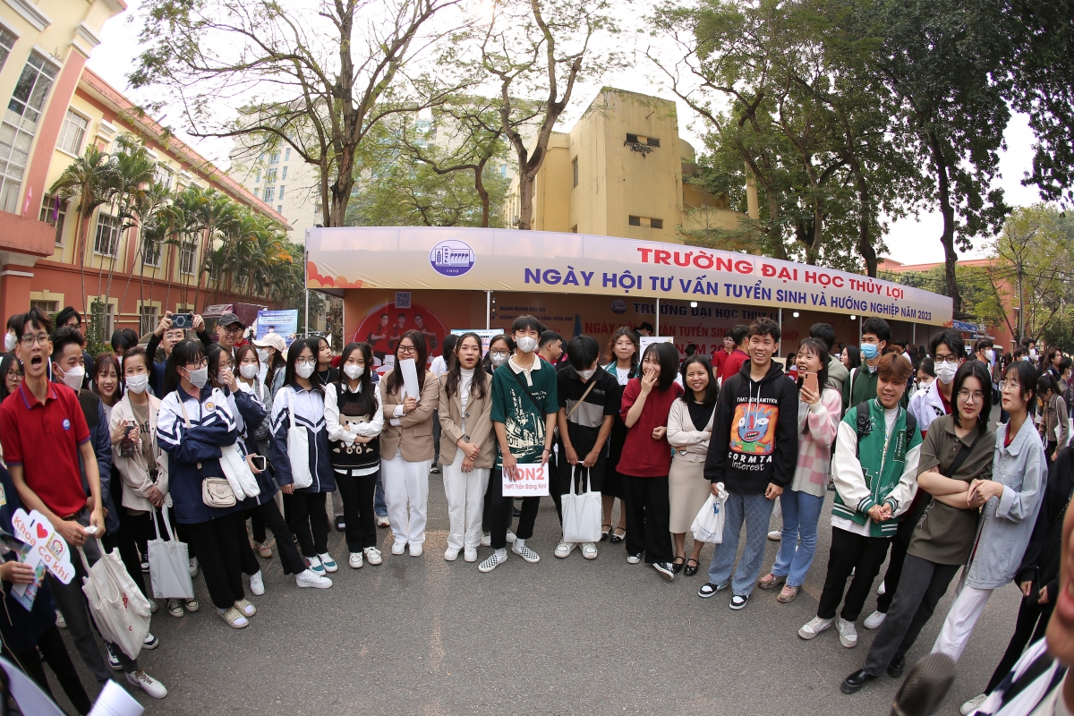 Từ sáng sớm ngày 5/3, học sinh của nhiều trường THPT đã có mặt tại trường Đại học Thủy lợi tham gia Ngày hội tư vấn tuyển sinh, hướng nghiệp